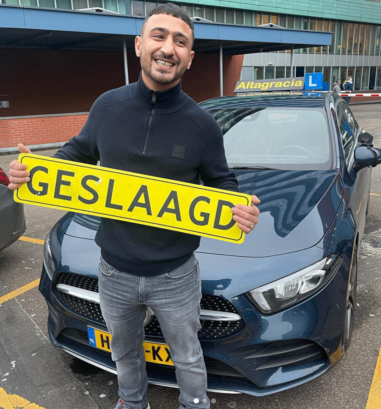 Geslaagde leerling van Autorijschool Altagracia met geel geslaagd-bord